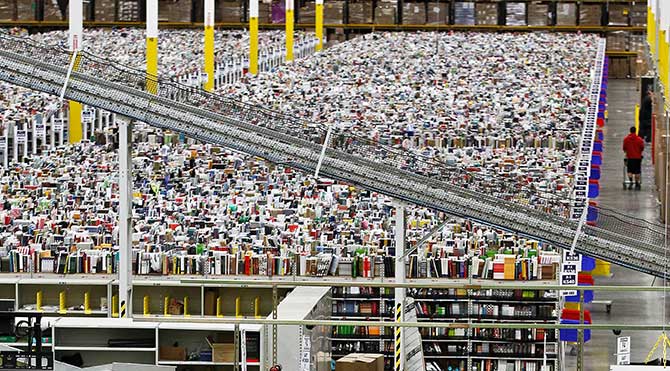 Almanya'da göçmen Amazon çalışanlarına 'Nazi' önlemi
