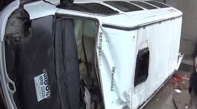 Öğrenci servisi devrildi: 1 ölü, 18 yaralı