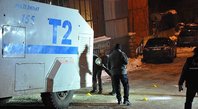 Polis karakoluna bomba atıldı