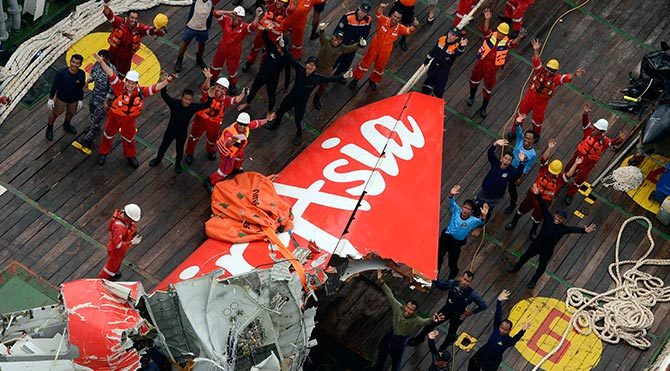 Kayıp AirAsia uçağının kuyruk kısmı bulundu
