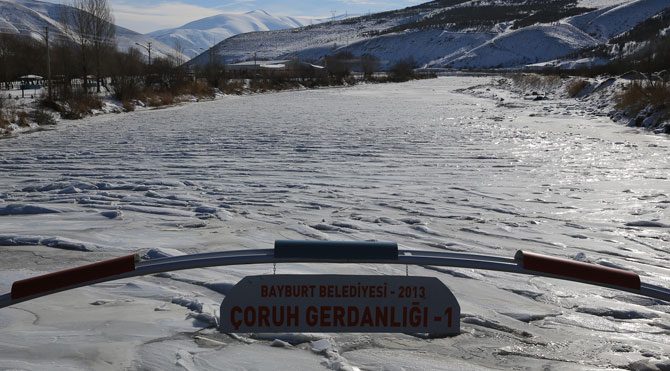 Çoruh Nehri buz tuttu