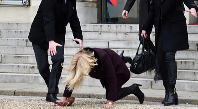 Danimarka Başbakanı Paris'te yere düştü