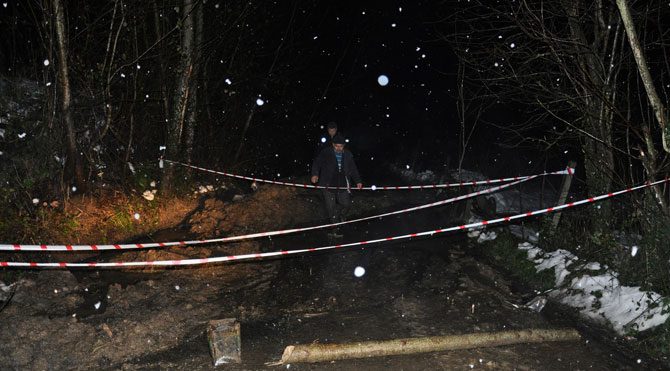Zonguldak'ta heyelan ulaşımı bitirdi