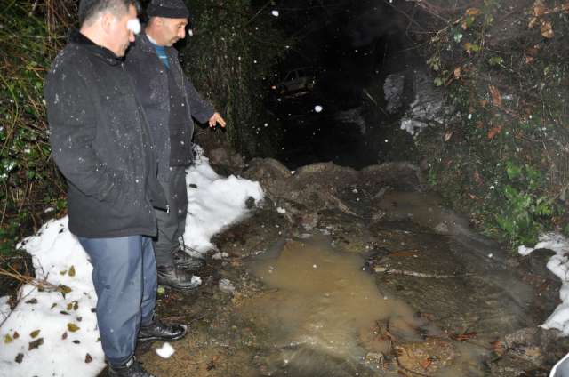 zonguldakta-heyelandan-bir-ev-hasar-gordu-yol-ulasima-kapandi_2910_dhaphoto4