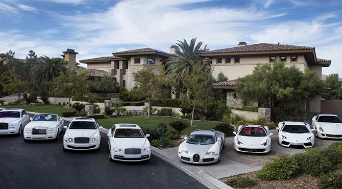 Ünlü boksör arabalarını sergiledi