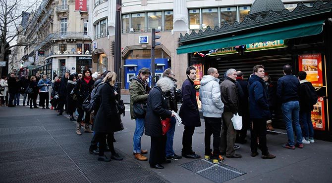 Fransa'da Charlie Hebdo için uzun kuyruklar oluştu