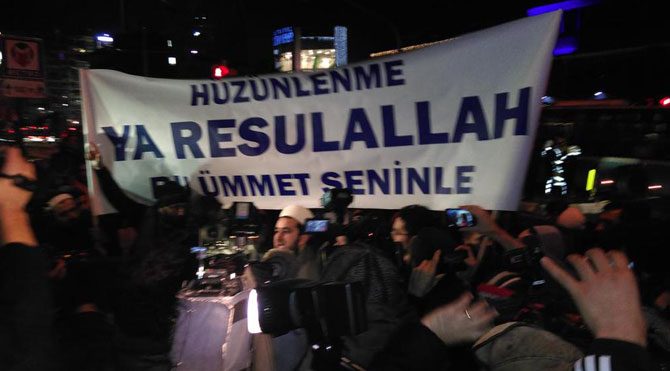 Cumhuriyet Gazetesi önünde 5 gözaltı