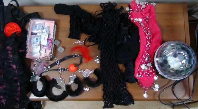 Evli çifte grup seks tutuklamasından görüntüler