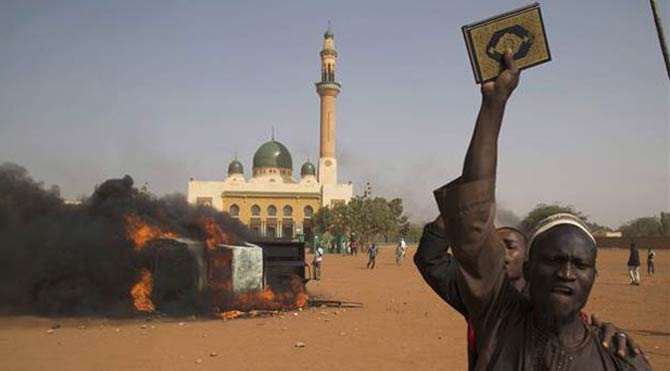 Charlie Hebdo anması: 3 ölü 45 yaralı