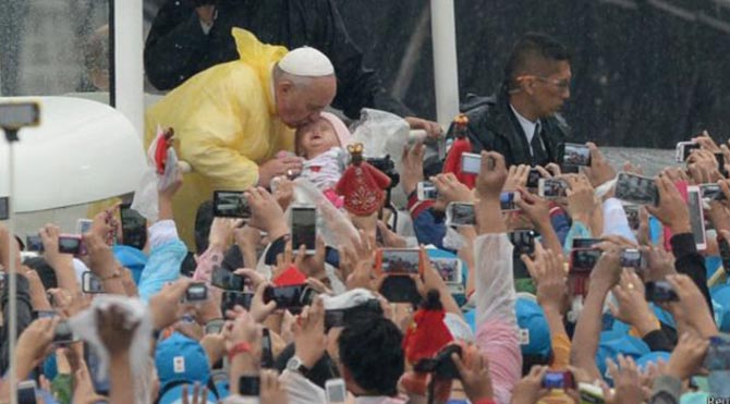 Papa'nın yağmur altındaki ayinine 6 milyon kişi katıldı