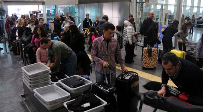 Parmak izi ile pasaporttan geçiş başlıyor