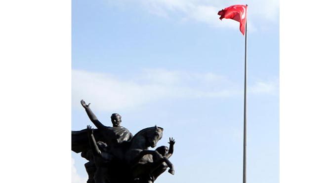 Antalya'da Türk bayrağı gönderde kaldı!