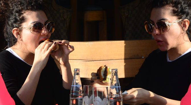 Hamburger canavarı Ebru