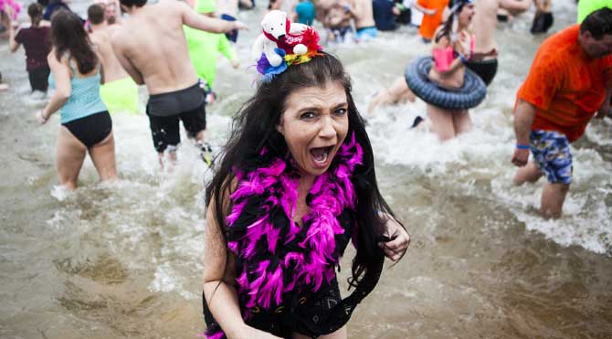 Yüzlerce kişi 'buz' gibi suya girdi