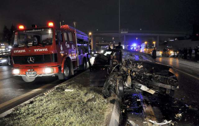 bayrampasada-zincirleme-trafik-kazasi-1i-agir-4-yarali_1873_dhaphoto2