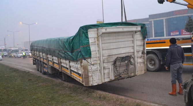 Su taşıyan TIR'ın dorsesi koptu!
