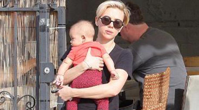 Scarlett bebeğiyle görüntülendi