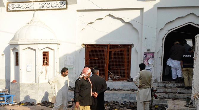 Pakistan'da Şii camiine bombalı saldırı