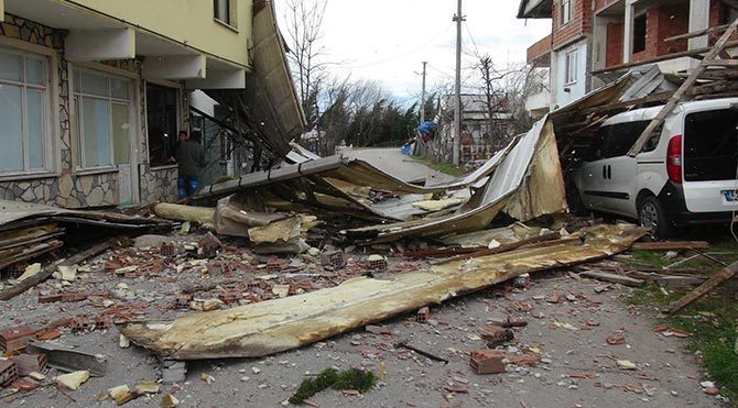 Şiddetli lodos Kocaeli'de de etkili oluyor