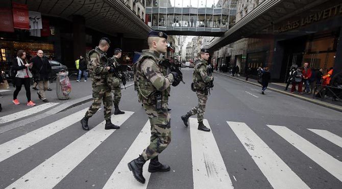 Fransa'da üç Fransız askerine bıçaklı saldırı