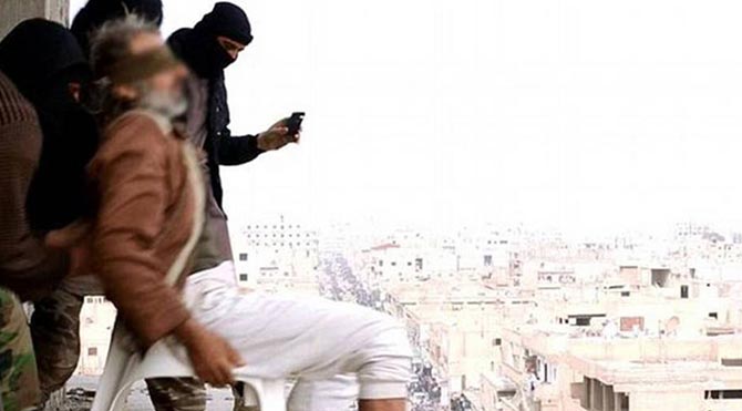 IŞİD binadan attığında ölmeyen eşcinsel adamı taşladı
