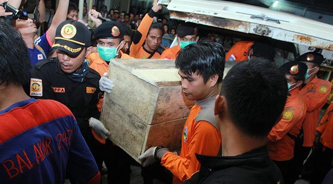 AirAsia uçağından şimdiye kadar 90 ceset çıkartıldı