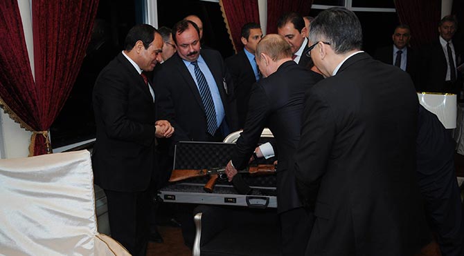 Putin'den Sisi'ye Kalaşnikof