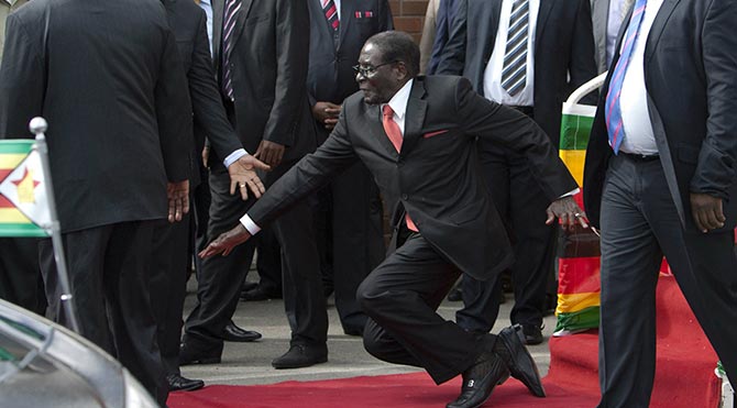 Cumhurbaşkanı yere düştü, 27 koruma kovuldu