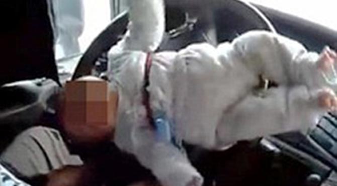 Bebeğini direksiyona bağladı