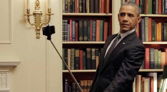 Barack Obama yalnızken selfie çubuğunu eline aldı