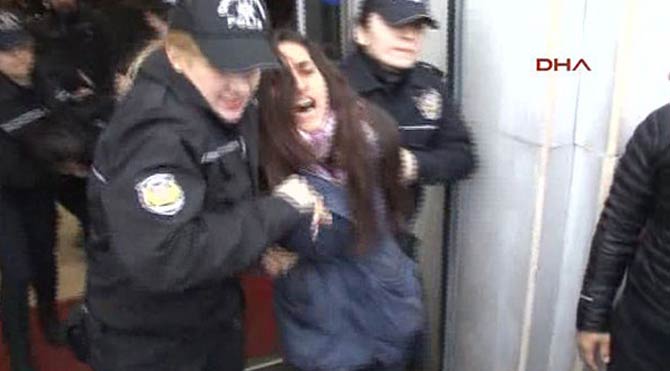 Taksim'de kadınlara gözaltı!