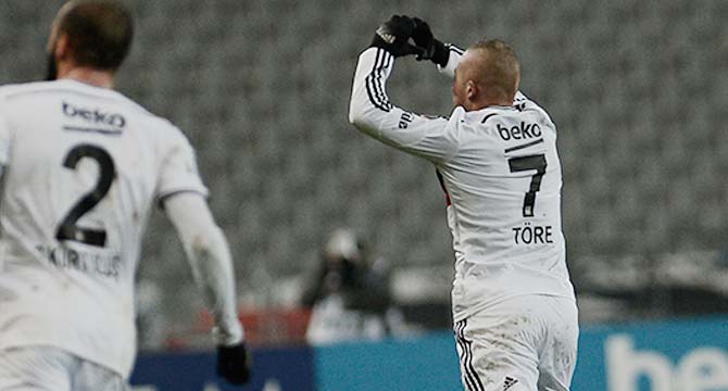 Gökhan gazetecinin ayağını ezdi!