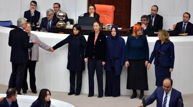AKP'li kadınlar zincir oluşturdu!