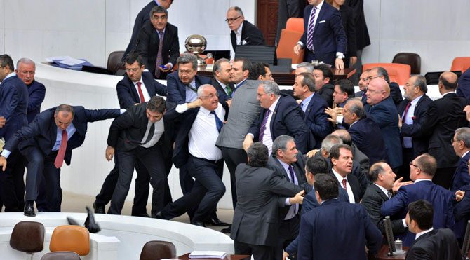 Davutoğlu AKP'li yok dedi ama!