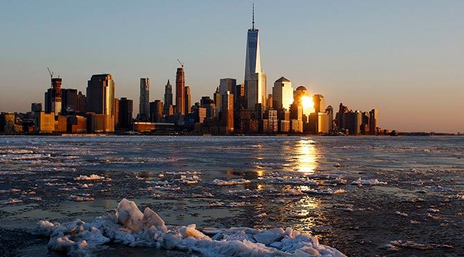 New York'ta Hudson ve East nehirleri dondu