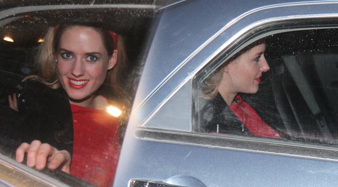 Muhabir görünce kaçıyor