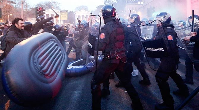 Roma'da göçmen karşıtları ve anti-faşistler meydanlarda