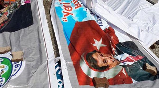 Davutoğlu posterleri branda olmuş!