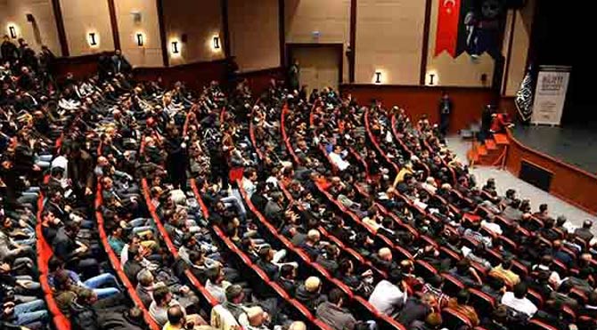 Atatürk posteri altında hilafet konferansı