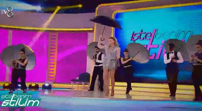 İvana Sert'ten şemsiye şov!