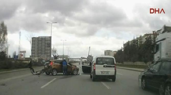 Yolda 'makas' attı, sonra kaza yaptı!
