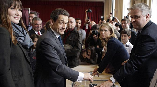 Seçimlerin ilk turunu Sarkozy kazandı
