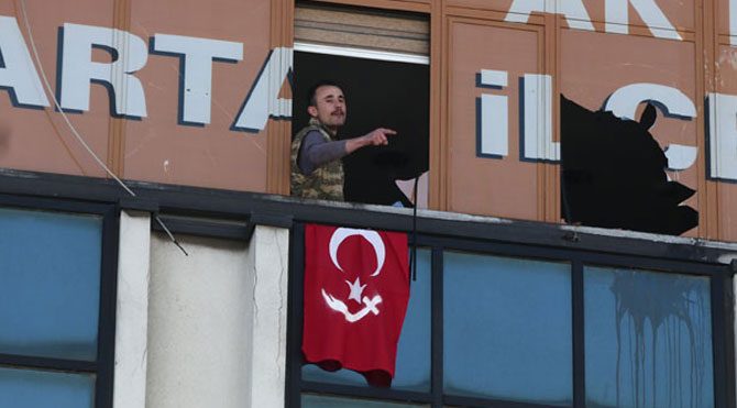 AKP binasına silahla girdi!