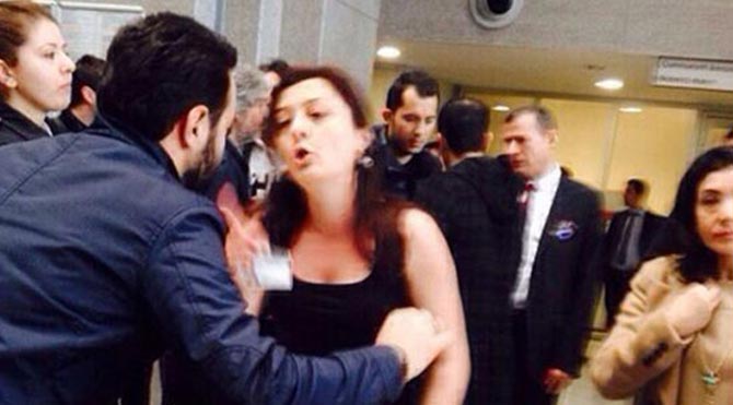 Aramayı soyunarak protesto etti