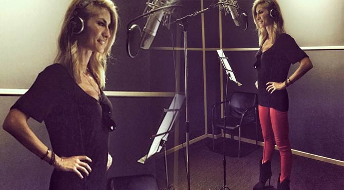 Çağla Şikel stüdyoya girdi