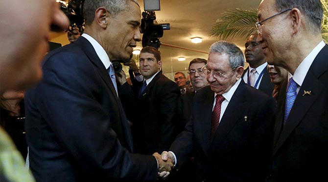 Obama ile Castro Panama'da el sıkıştı