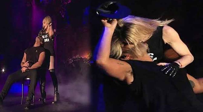 Madonna öptü ama memnun edemedi!