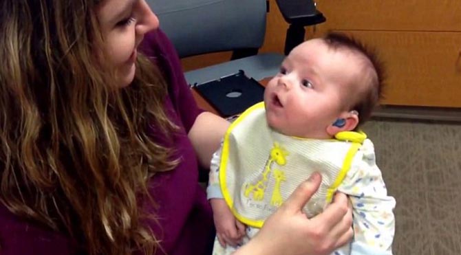 İşitme engelli bebek Elijah annesinin sesini ilk kez duydu