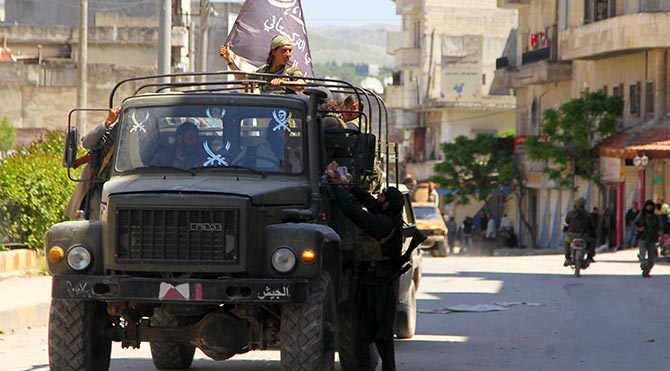 Suriye'de İslamcı gruplar 'Cisr eş-Şugur'u ele geçirdi