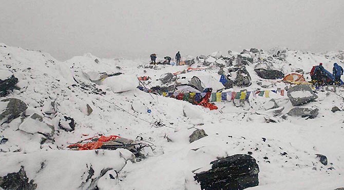 Everest'te dağcıların üstüne çığ düşme anı kamerada